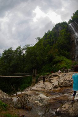 Mencuna Şelalesi. Doğu Karadeniz 'in en görkemli şelalelerinden biridir. Türkiye şelaleleri. Artvin Arhavi ilçesi, Türkiye