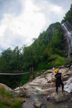 Mencuna Şelalesi. Doğu Karadeniz 'in en görkemli şelalelerinden biridir. Türkiye şelaleleri. Artvin Arhavi ilçesi, Türkiye