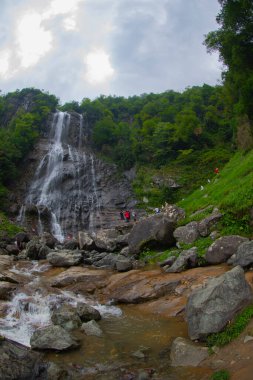 Mencuna Şelalesi. Doğu Karadeniz 'in en görkemli şelalelerinden biridir. Türkiye şelaleleri. Artvin Arhavi ilçesi, Türkiye