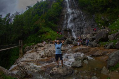 Mencuna Şelalesi. Doğu Karadeniz 'in en görkemli şelalelerinden biridir. Türkiye şelaleleri. Artvin Arhavi ilçesi, Türkiye