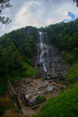 Mencuna Şelalesi. Doğu Karadeniz 'in en görkemli şelalelerinden biridir. Türkiye şelaleleri. Artvin Arhavi ilçesi, Türkiye