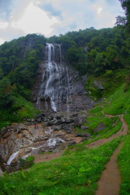 Mencuna Şelalesi. Doğu Karadeniz 'in en görkemli şelalelerinden biridir. Türkiye şelaleleri. Artvin Arhavi ilçesi, Türkiye