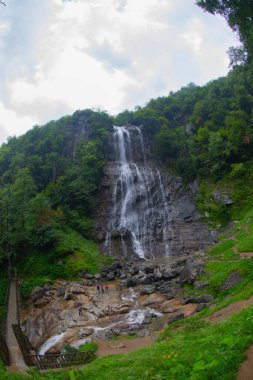 Mencuna Şelalesi. Doğu Karadeniz 'in en görkemli şelalelerinden biridir. Türkiye şelaleleri. Artvin Arhavi ilçesi, Türkiye