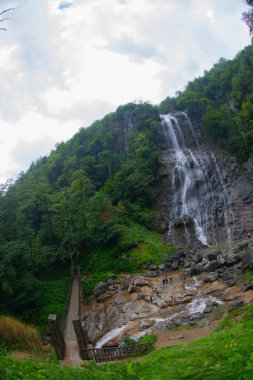 Mencuna Şelalesi. Doğu Karadeniz 'in en görkemli şelalelerinden biridir. Türkiye şelaleleri. Artvin Arhavi ilçesi, Türkiye