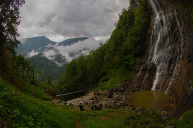 Mencuna Şelalesi. Doğu Karadeniz 'in en görkemli şelalelerinden biridir. Türkiye şelaleleri. Artvin Arhavi ilçesi, Türkiye