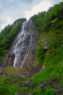 Mencuna Şelalesi. Doğu Karadeniz 'in en görkemli şelalelerinden biridir. Türkiye şelaleleri. Artvin Arhavi ilçesi, Türkiye