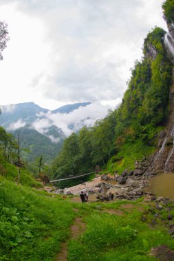 Mencuna Şelalesi. Doğu Karadeniz 'in en görkemli şelalelerinden biridir. Türkiye şelaleleri. Artvin Arhavi ilçesi, Türkiye