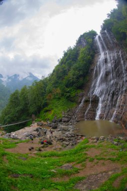 Mencuna Şelalesi. Doğu Karadeniz 'in en görkemli şelalelerinden biridir. Türkiye şelaleleri. Artvin Arhavi ilçesi, Türkiye