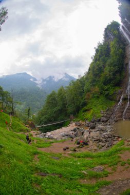 Mencuna Şelalesi. Doğu Karadeniz 'in en görkemli şelalelerinden biridir. Türkiye şelaleleri. Artvin Arhavi ilçesi, Türkiye
