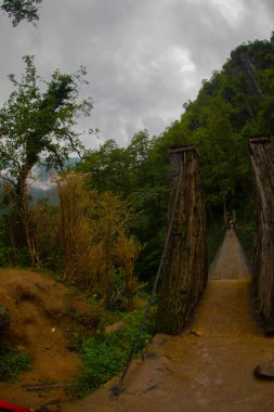 Mencuna Şelalesi. Doğu Karadeniz 'in en görkemli şelalelerinden biridir. Türkiye şelaleleri. Artvin Arhavi ilçesi, Türkiye