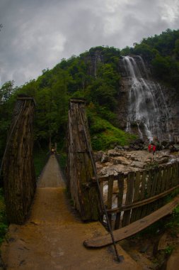 Mencuna Şelalesi. Doğu Karadeniz 'in en görkemli şelalelerinden biridir. Türkiye şelaleleri. Artvin Arhavi ilçesi, Türkiye