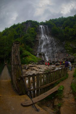 Mencuna Şelalesi. Doğu Karadeniz 'in en görkemli şelalelerinden biridir. Türkiye şelaleleri. Artvin Arhavi ilçesi, Türkiye
