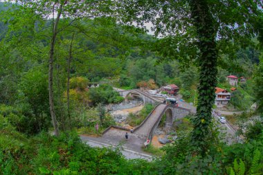 Yeşilin ortasında harika manzarası olan tarihi Ortacalar Çift Köprüler.