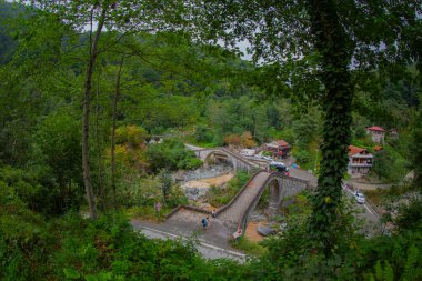 Yeşilin ortasında harika manzarası olan tarihi Ortacalar Çift Köprüler.