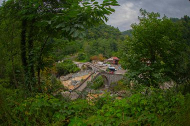 Yeşilin ortasında harika manzarası olan tarihi Ortacalar Çift Köprüler.