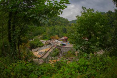 Yeşilin ortasında harika manzarası olan tarihi Ortacalar Çift Köprüler.