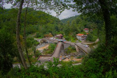 Yeşilin ortasında harika manzarası olan tarihi Ortacalar Çift Köprüler.