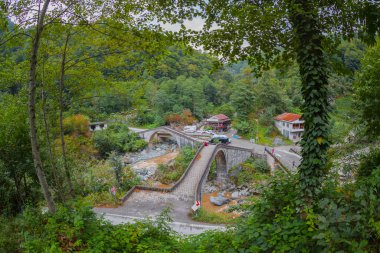 Yeşilin ortasında harika manzarası olan tarihi Ortacalar Çift Köprüler.