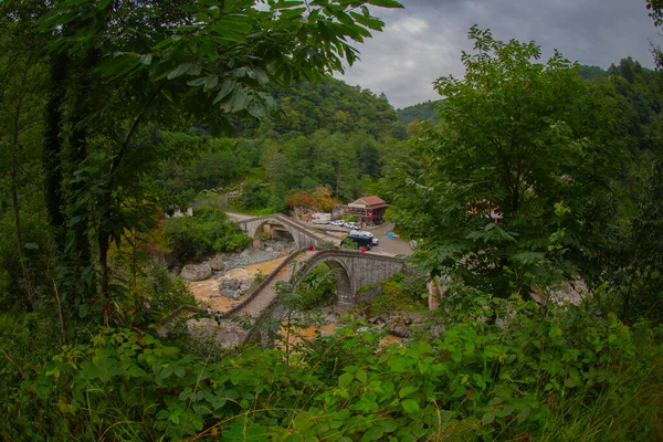 Yeşilin ortasında harika manzarası olan tarihi Ortacalar Çift Köprüler.