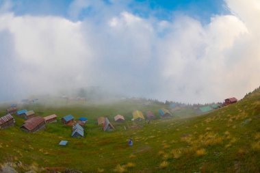 SAL PLATEAU ve POKUT PLATEAU, Rize 'nin Camlihemsin ilçesinde bir araya geldiler. Kackar Dağları bölgesi. Rize, Türkiye.