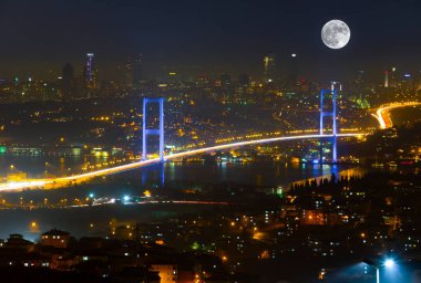 15 Temmuz Şehitler Köprüsü (15 Temmuz Sehitler Koprusu). İstanbul Boğazı Köprüsü, gece. İstanbul, Türkiye.