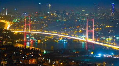 15 Temmuz Şehitler Köprüsü (15 Temmuz Sehitler Koprusu). İstanbul Boğazı Köprüsü, gece. İstanbul, Türkiye.