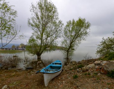 Türkiye 'nin Golyazi Köyünde balıkçı teknesi