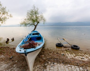 Türkiye 'nin Golyazi Köyünde balıkçı teknesi