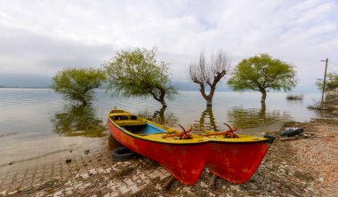 Türkiye 'nin Golyazi Köyünde balıkçı teknesi