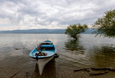 Türkiye 'nin Golyazi Köyünde balıkçı teknesi