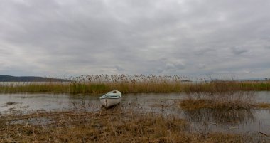 Türkiye 'nin Golyazi Köyünde balıkçı teknesi