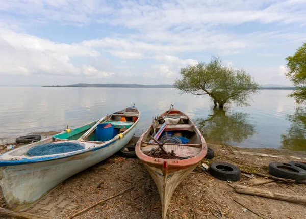 Türkiye 'nin Golyazi Köyünde balıkçı teknesi