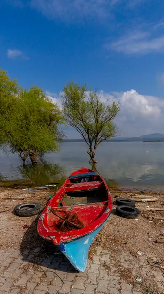 Türkiye 'nin Golyazi Köyünde balıkçı teknesi
