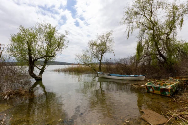 Türkiye 'nin Golyazi Köyünde balıkçı teknesi