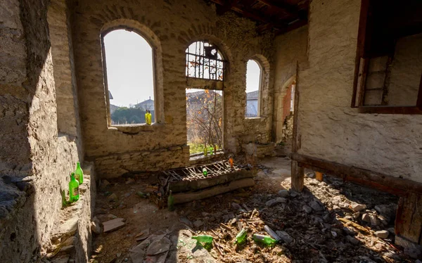 Uma Bela Sala Com Paredes Esfarrapadas Numa Antiga Casa Abandonada — Fotografia de Stock