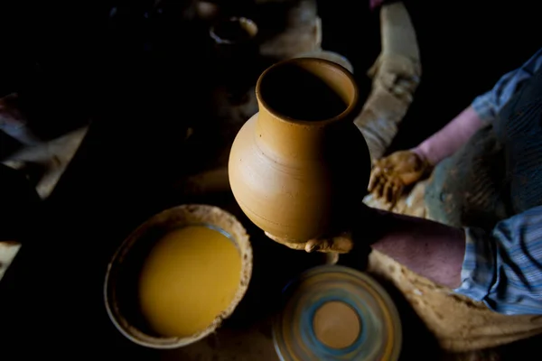 陶工の車輪で働く女性 手は土鍋からカップを彫刻します 陶工の車輪のモデリングに関するワークショップ — ストック写真