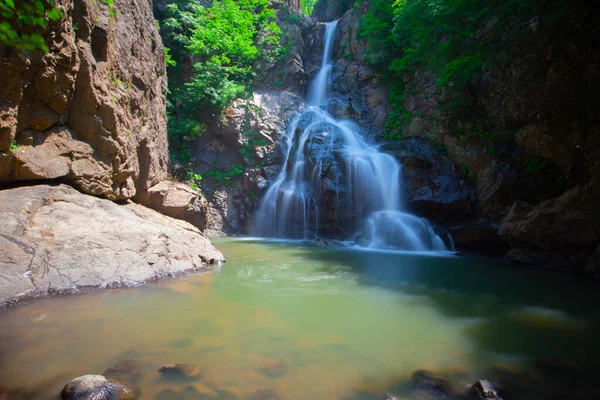 Ormanda şelale manzarası. Erikli şelalesi, Yalova.