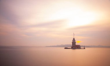 İstanbul, Türkiye 'nin sembolü Leander' s Tower olarak da bilinen ünlü Maiden 's Tower (Kiz Kulesi) ile Boğaz' ın üzerinde kızgın bir günbatımı. Duvar kağıdı veya rehber kitap için sahne yolculuğu arkaplanı