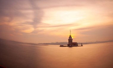 İstanbul, Türkiye 'nin sembolü Leander' s Tower olarak da bilinen ünlü Maiden 's Tower (Kiz Kulesi) ile Boğaz' ın üzerinde kızgın bir günbatımı. Duvar kağıdı veya rehber kitap için sahne yolculuğu arkaplanı