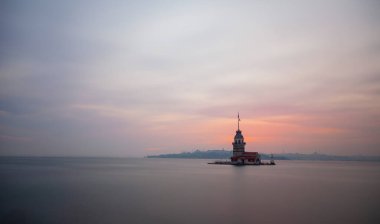 İstanbul, Türkiye 'nin sembolü Leander' s Tower olarak da bilinen ünlü Maiden 's Tower (Kiz Kulesi) ile Boğaz' ın üzerinde kızgın bir günbatımı. Duvar kağıdı veya rehber kitap için sahne yolculuğu arkaplanı