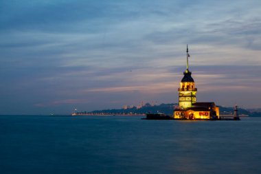 İstanbul, Türkiye 'nin sembolü Leander' s Tower olarak da bilinen ünlü Maiden 's Tower (Kiz Kulesi) ile Boğaz' ın üzerinde kızgın bir günbatımı. Duvar kağıdı veya rehber kitap için sahne yolculuğu arkaplanı