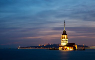 İstanbul, Türkiye 'nin sembolü Leander' s Tower olarak da bilinen ünlü Maiden 's Tower (Kiz Kulesi) ile Boğaz' ın üzerinde kızgın bir günbatımı. Duvar kağıdı veya rehber kitap için sahne yolculuğu arkaplanı
