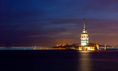 İstanbul, Türkiye 'nin sembolü Leander' s Tower olarak da bilinen ünlü Maiden 's Tower (Kiz Kulesi) ile Boğaz' ın üzerinde kızgın bir günbatımı. Duvar kağıdı veya rehber kitap için sahne yolculuğu arkaplanı