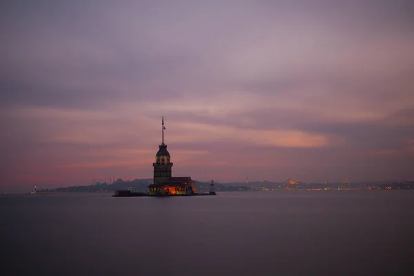 Pôr Sol Sobre Bósforo Com Famosa Torre Donzela Kiz Kulesi — Fotografia de Stock