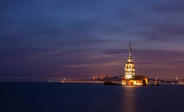 Pôr Sol Sobre Bósforo Com Famosa Torre Donzela Kiz Kulesi — Fotografia de Stock