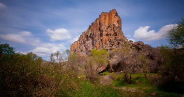 Kapadokya'daki Ihlara Vadisi. Ihlara Vadisi (Peristrema Manastırı) veya Ihlara Geçidi, Türkiye'nin yürüyüş gezileri için en ünlü vadisidir..