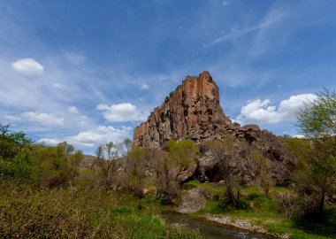 Kapadokya'daki Ihlara Vadisi. Ihlara Vadisi (Peristrema Manastırı) veya Ihlara Geçidi, Türkiye'nin yürüyüş gezileri için en ünlü vadisidir..
