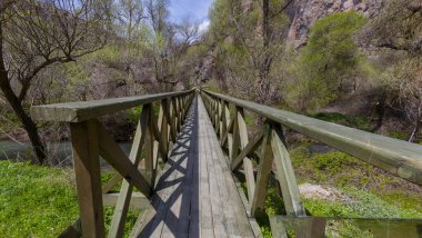 Kapadokya'daki Ihlara Vadisi. Ihlara Vadisi (Peristrema Manastırı) veya Ihlara Geçidi, Türkiye'nin yürüyüş gezileri için en ünlü vadisidir..