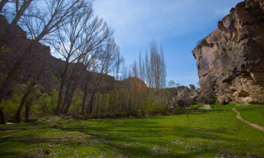 Kapadokya'daki Ihlara Vadisi. Ihlara Vadisi (Peristrema Manastırı) veya Ihlara Geçidi, Türkiye'nin yürüyüş gezileri için en ünlü vadisidir..