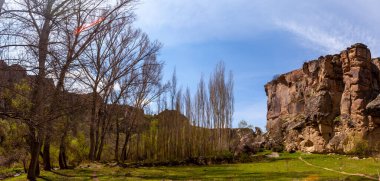 Kapadokya'daki Ihlara Vadisi. Ihlara Vadisi (Peristrema Manastırı) veya Ihlara Geçidi, Türkiye'nin yürüyüş gezileri için en ünlü vadisidir..
